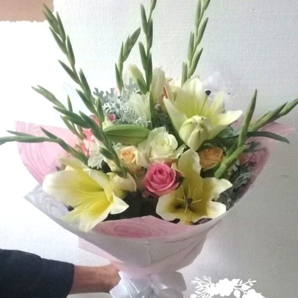 Hand-Bouquet-Pengantin-Wisuda-Bunga-Lily-Mawar-450.jpg